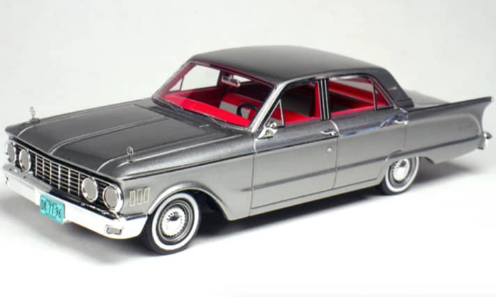 Die zweite Originalfarbe des Mercury Comet von 1961 heißt Sheffield Green, sieht aber eher wie ein dunkles Graumetallic mit einem leichten Grünstich aus. Hier trägt das Interieur die Kontrastfarbe Rot.]