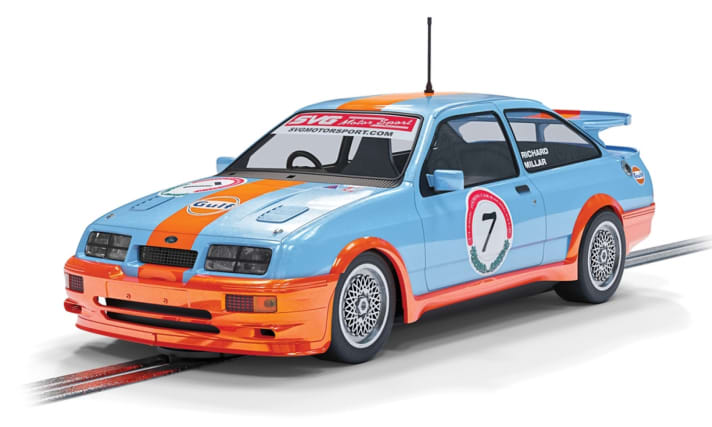 Auch der Ford Sierra Cosworth RS 500 ist als alter Tourenwagen-Haudegen bei Scalextric in 1:32 auf der Schlitzpiste im Gulf-Anzug mit voller Power unterwegs]Foto: Werk