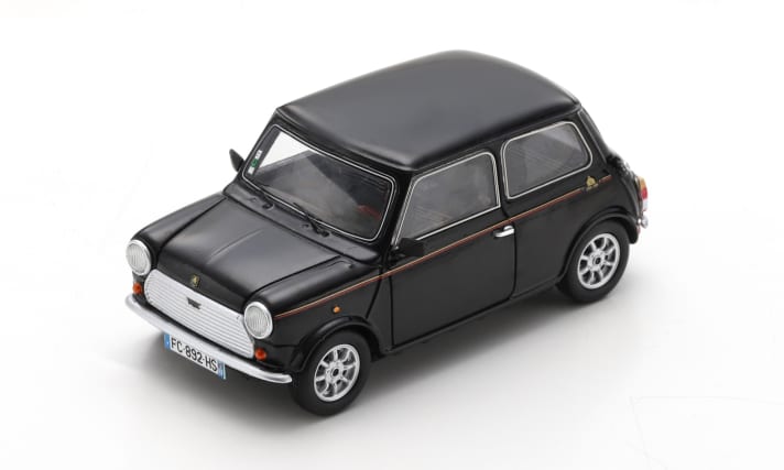 In dezentem Schwarz bringt Spark in der Baugröße 1:43 auch den Mini 30, wie ihn die Fans nennen, der nicht nur goldene Zierstreifen und das Logo “1959-1989” auf der Karosserie trägt. ]