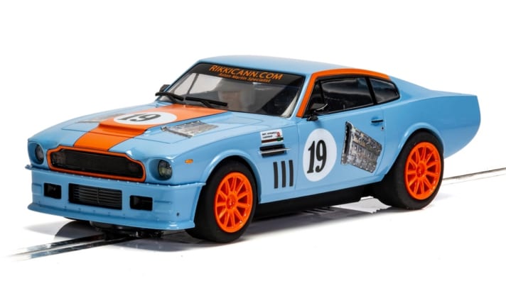 Der zweite Kandidat, den Scalextric in hellblau-orangefarbener Lackierung auf die Piste stellt, ist ein Aston Martin V8, der jetzt mit der Startnummer 19 aus der Box rollen wird. Der V8 kommt im Maßstab 1:32. ]Foto: Werk