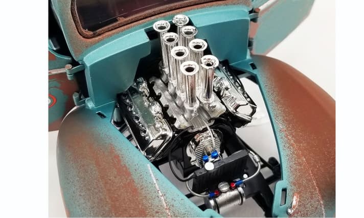 Der V8-Motor ist bei einem Gasser eigentlich gesetzt und Ehrensache. Da tanzt auch die 1:18-Neuheit von ACME Die-Cast nicht aus der Reihe. Unter der Nase steckt ein Hemi-Motor. ]