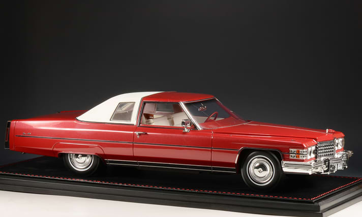 Auch die Bezeichnung Coupé ist irgendwie eine Mogelpackung. Schließlich misst ein Coupé DeVille von 1974 im Maßstab 1:1 exakt 5,73 Meter. Die Coupé-Kürze definiert die Marke Cadillac also etwas anders. ] Foto: Werk