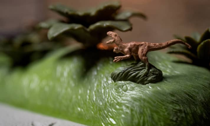 Also Jada hat da schon Stil: Wenn man ein Set “Jurassic Park” nennt, dann sind Autos zwar wichtig, aber ein echter Dino darf im Diorama auf keinen Fall fehlen – hier ist es ein Velociraptor ]Foto: Werk