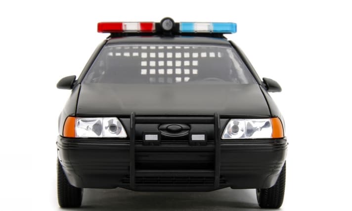 In der Frontansicht ist die massive Rammschutz des Ford Taurus von 1986 aus dem Film “Robocop” deutlich zu erkennen. Zum Fond ist ein Gitter eingesetzt, damit die Gefangenen abgetrennt mitfahren.]Foto: Werk