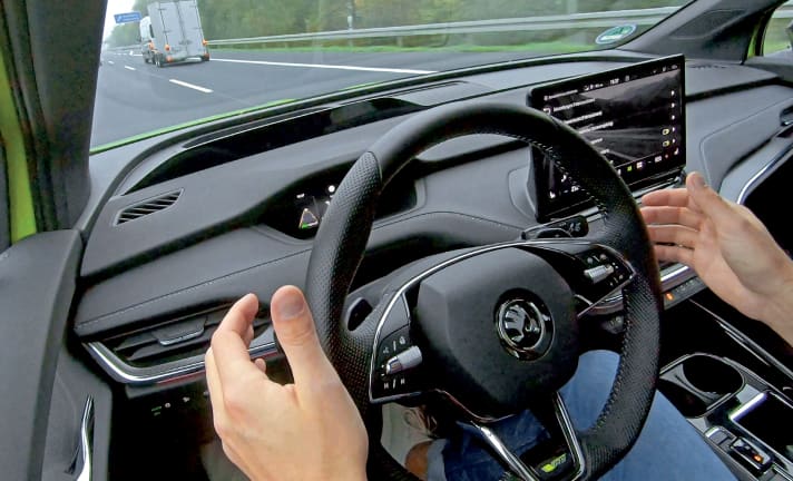 Der Enyaq bietet die volle Breitseite an Assistenz: neben dem teilautonomen Travel Assist nun auch einen assistierten Spurwechsel sowie automatisiertes Parken – und das ist erst der Anfang! | Fotos J. Bürgermeister, Skoda (1)