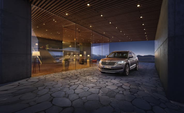   Der KODIAQ L&K besitzt serienmäßig 19-Zoll-Leichtmetallfelgen, Progressivlenkung, eine eloxierte Dachreling und getönte Heck- und hintere Seitenscheiben (Sunset). Die adaptiven Frontscheinwerfer (AFS) und die Rückleuchten sind in LED-Technik ausgeführt.