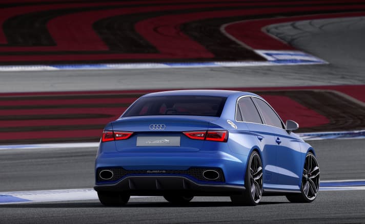    	Wenn der Fahrer des Audi A3 clubsport quattro concept aus hohem Tempo bremst, wird die Airbrake aktiv: Elektrisch betätigt, stellt sich das hintere Segment des Gepäckraumdeckels von der Spoilerposition blitzschnell fast senkrecht auf
