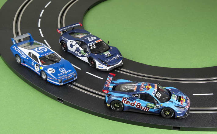 Weihnachtszeit, also auch höchste Zeit, die Autorennbahn einmal wieder aufzubauen. Diese drei neuen Ferrari von Carrera in 1:32 stellt die Redaktion im aktuellen Heft 1/2023 vor. Foto: C. Hoffmann