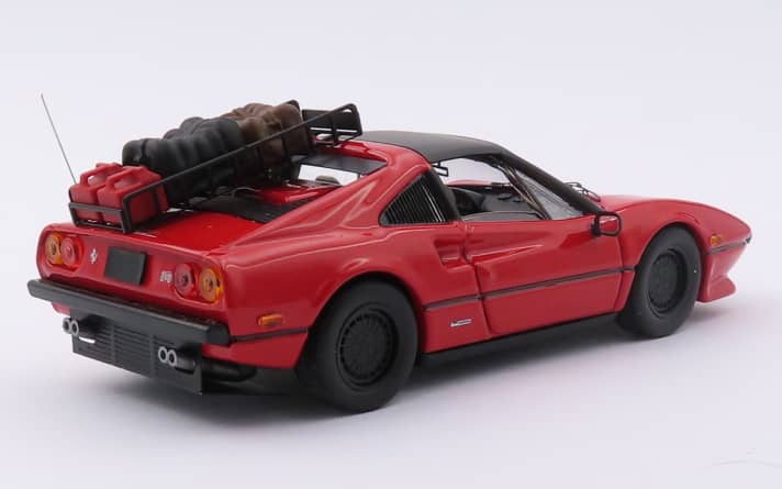 Für seinen Arktis-Trip rüstete Brian Wahlen seinen Ferrari 308 GTSI tiefgreifend um. Das 1:43-Modell von Best zeichnet die meisten dieser Veränderungen akkurat mit Zurüstteilen nach – inklusive Funkantenne ]