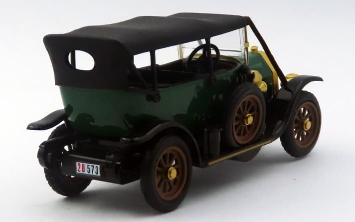 Sicher gibt es heute interessantere 1:43-Modelle. Aber Rio fertigt trotzdem den Fiat “Tipo Zero” in Dunkelgrün – übrigens in Italien. Das geschlossene Dach zeigt einen originalgetreuen Faltenwurf. ]