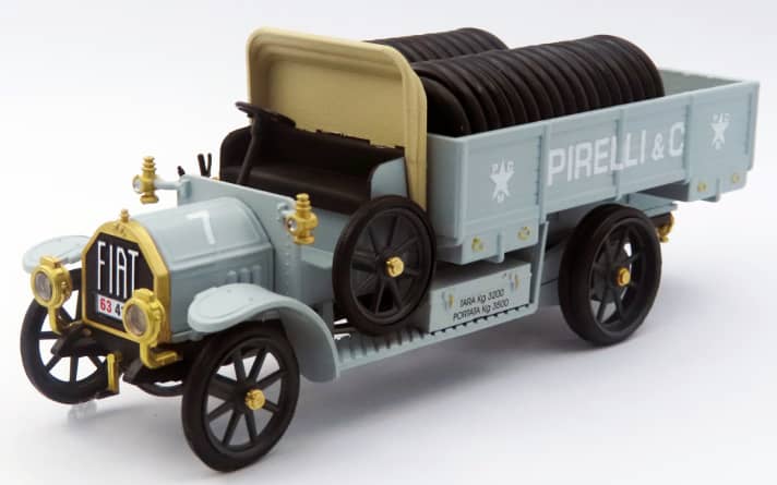Selbstverständlich transportiert ein Lkw der Fiat Vehicoli Industriali nur Pirelli-Reifen und keine Michelin- oder Continental-Rundlinge. Das gilt auch für das passende 1:43-Modell von Rio.]