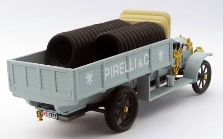 Schön, dass es so einen Vorkriegs-Lkw wie den Fiat 18BL als Pritschenwagen wieder als Modell zu kaufen gibt. Besonders auffällig wirkt die Bedruckung “Pirelli & C” auf den Flanken der Pritsche.]