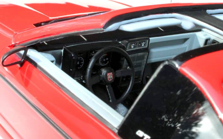 Dank der abnehmbaren Dachteile beim Pontiac Fiero GT von Automodello als Resinemodell in 1:24 sind die Finessen der originalgetreuen Inneneinrichtung sehr gut zu erkennen ]