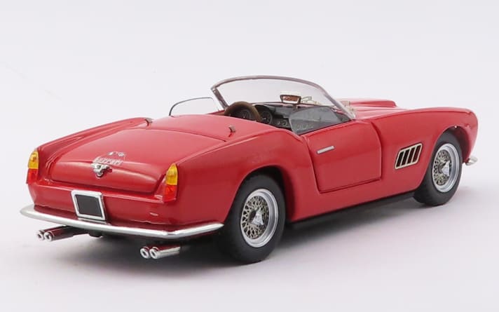 In der Rückansicht sind die zweifarbigen Rückleuchten und die vier Auspuffendrohre des Ferrari 250 California von Art Modell als Verkleinerung in 1:43 zu erkennen ]