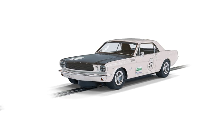 Der zweite neue Mustang nach einem klassischen Vorbild ist wieder ein Hardtop Coupé. Diesen Wagen fuhren Bill und Fred Sheperd auf dem Goodwood Revival über die Rennstrecke. ]