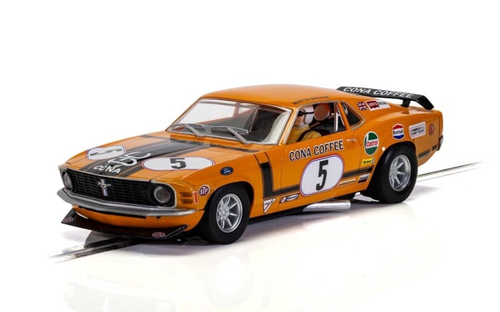 Beim dritten Ford Mustang handelt es sich um ein Fastback Coupé aus den frühen Siebzigern, der in der Saison 1972 in der “British Saloon Car Series” an den Start gegangen ist. ]