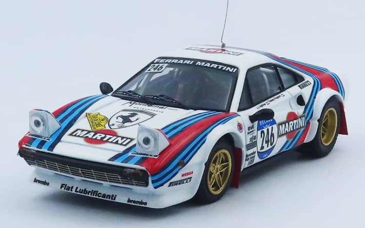 Auch Best setzt bei seiner Neuheitenauslieferung auf das Thema Ferrari und bringt mit einem 308er in “Martini”-Dekoration einen ganz besonders bunten Hund als 1:43er heraus ]Foto. Werk