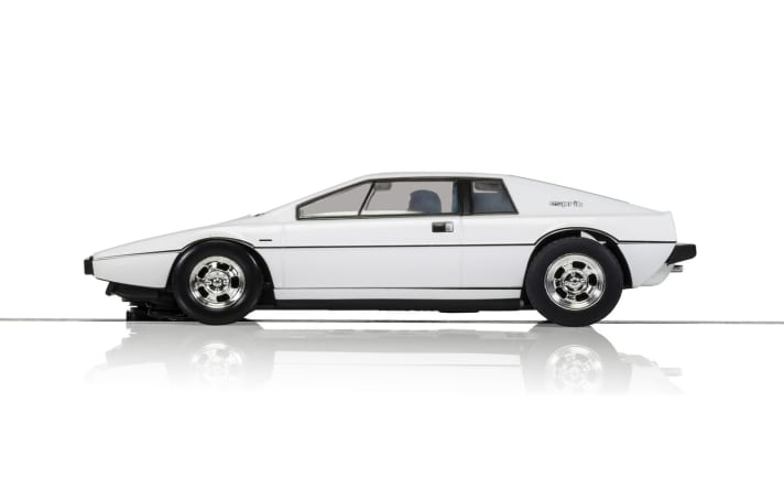 Der weiße Scalextric-Flitzer kommt so kantig daher wie das Lotus-Original. Die Fünflochfelgen haben die Briten satt verchromt. Die Kurvengeschwidigkeiten des Slotters sind hoch! ]