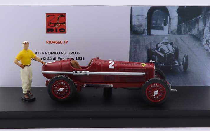 Für sein Sondermodell kombiniert Rio den Alfa Romeo P3 Tipo B aus dem hauseigenen Formenfuhrpark der Baugröße 1:43, mit einer fein gestalteten Figurine von Tazio Nuvolari im gelben Kurzarm-Trikot ]