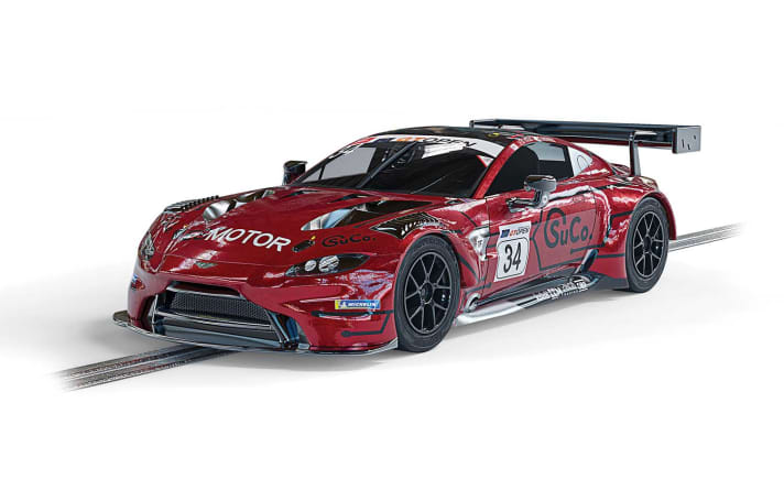 Dieser Aston Martin GT3 Vantage kommt bei den Briten auch noch im ersten Halbjahr für die 1:32-Schlitzpiste als Neuheit auf den Markt. Die Startnummer 34 fährt in Dunkelrotmetallic über die Piste.
