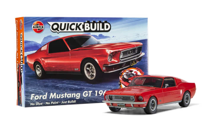 Das fertige Modell des Mustang mit Fastback-Karosserie von Airfix kann auch optisch punkten. Und unter der Haube ist sogar ein verkleinerten V8-Motor mit feinen Gravuren dargestellt.]Foto: Werk