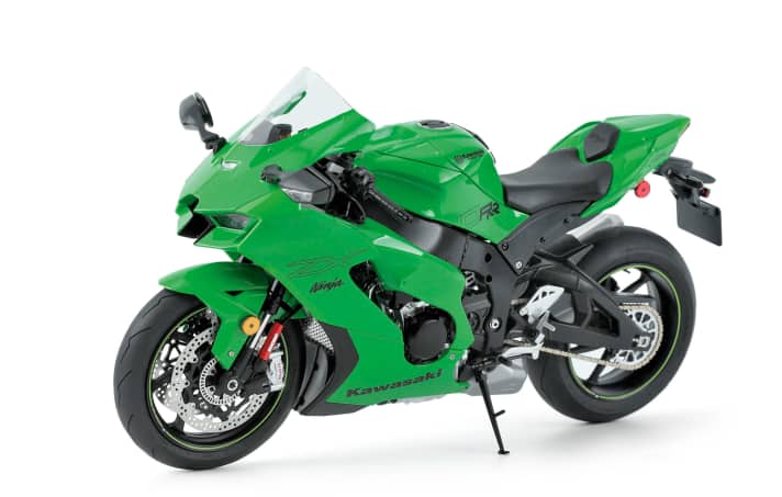 ​Meng Models taucht seinen 1:9-Bausatz der Kawasaki Ninja ZX-10RR Performance in giftiges Lime-Green