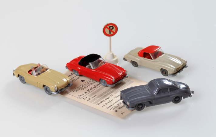 Das schafft nur Wiking: Der schnittige Mercedes-Benz 190 SL und 300 SL als Kunststoffmodell in 1:87 sind ein wichtiger strategischer Baustein bei der Verkehserziehung in der Historie der Modellautomarke