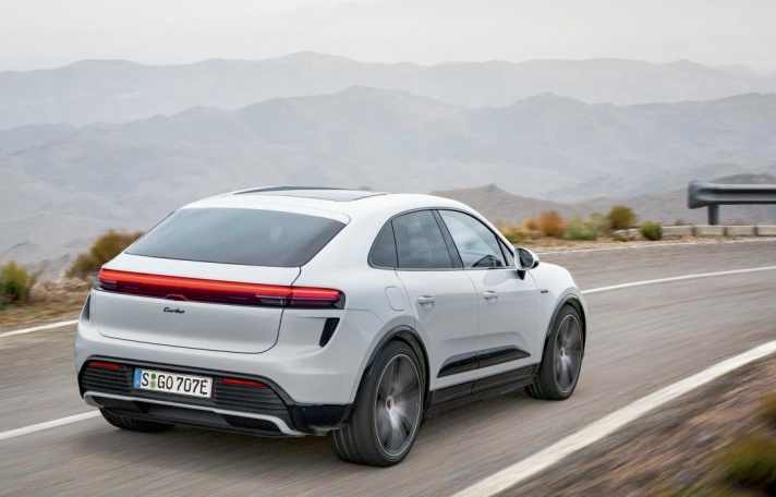 Der Macan Turbo hat eine Höchstleistung von 470 kW (639 PS) und eine elektrische Reichweite kombiniert (WLTP) von 518 bis 591 Kilometern