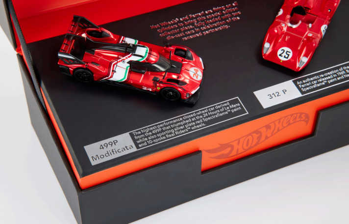 Heft 4/2025 mag die Farbe Rot ganz besonders. Das beweist auch die MODELL-FAHRZUG-Geschichte über die neuen Ferrari-Modelle, die Hot Wheels in seinem Hausmaßstab 1:64 für das Jahr 2025 angekündigt hat. ] Foto: Werk
