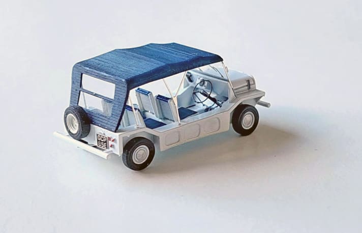 Der winzige Mini Moke von Automobilia als Bausatz in 1:87 überzeugt mit einer erstaunlichen Filigranität und trägt ein sehr fein umgesetztes Stoffdach, das eher als Sonnenschutz geeignet ist