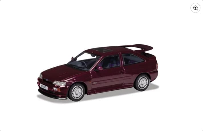 Der zweite Ford Escort RS Cosworth, der 2023 von Corgi in 1:43 auf den Mark kommt ist ein “Monte Carlo” in der sehr seltenen Sonderfarbe “Jewel Violet” und mit speziellen Leichtmetallrädern]Foto: Werk