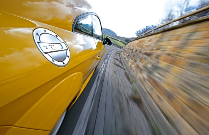   Die dritte Generation der Design-Ikone TT vereint in gekonnter Weise klassische Elemente wie den Alu-Tankdeckel mit einer knackig-modernen Linienführung