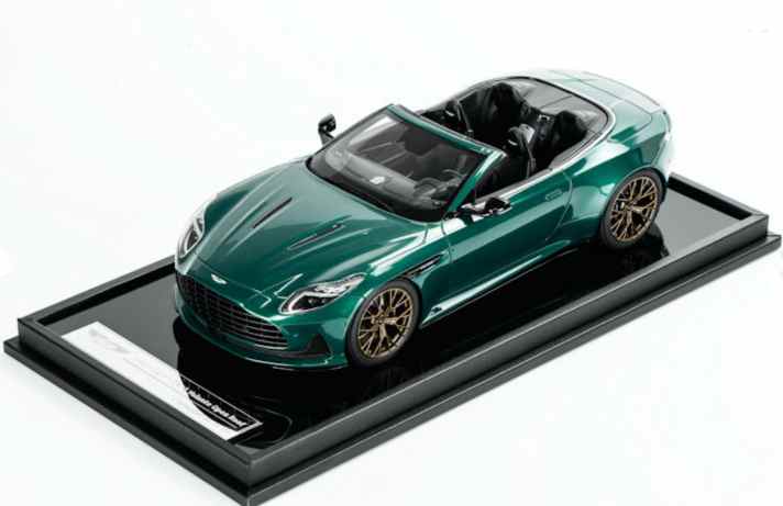 Der Aston Martin DB12 Volante kommt bei Motorhelix gleich in sechs verschiedenen Farben auf den Markt. Hier ist Gillies Green als Lackierung des 1:18-Modells zu sehen. ] Foto: Motorhelix