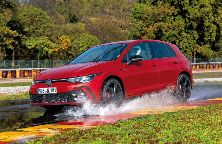 Im Scheitelpunkt der Kurve, dazu eine tiefe Wasserpfütze: Jetzt sind maximale Nässehaftung und vorhersehbares Eigenlenkverhalten gefragt