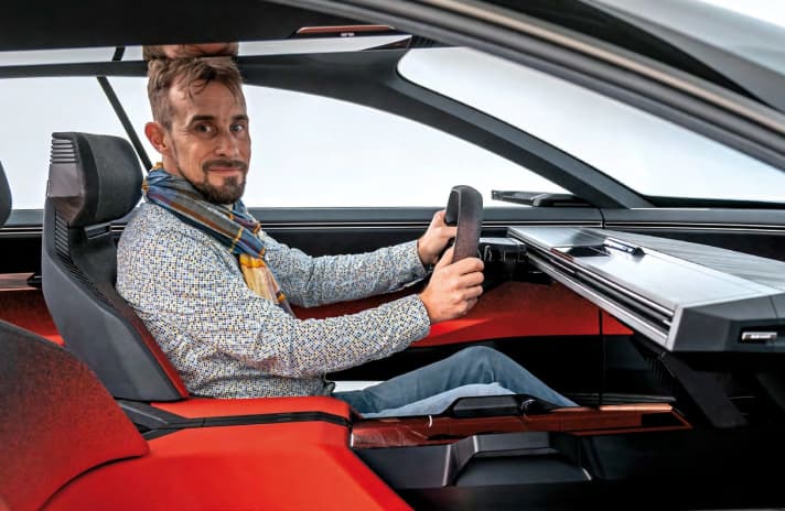 Das schlank designte Armaturenbrett faltet sich im Selbstfahrmodus in den Unterboden