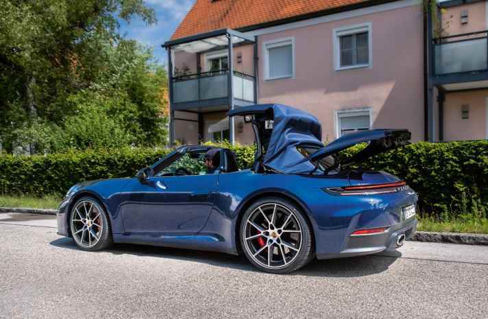 In rund zwölf Sekunden lässt sich das Dach öffnen oder schließen – bei Geschwindigkeiten von bis zu 50 km/h