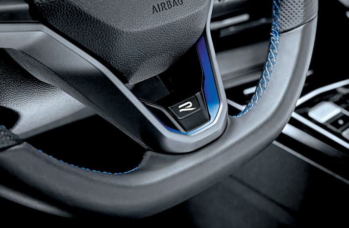 Der Golf R 333 Limited Edition kommt ab Werk mit Multifunktions-Lederlenkrad und feinen blauen Akzenten im Interieur
