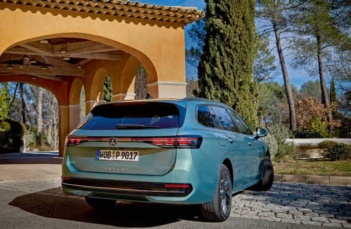 Volle Ladung: Hinter der Kofferraumtür unseres TDI warten 690 Liter, die bei umgelegten Sitzlehnen auf 1.920 Liter anwachsen