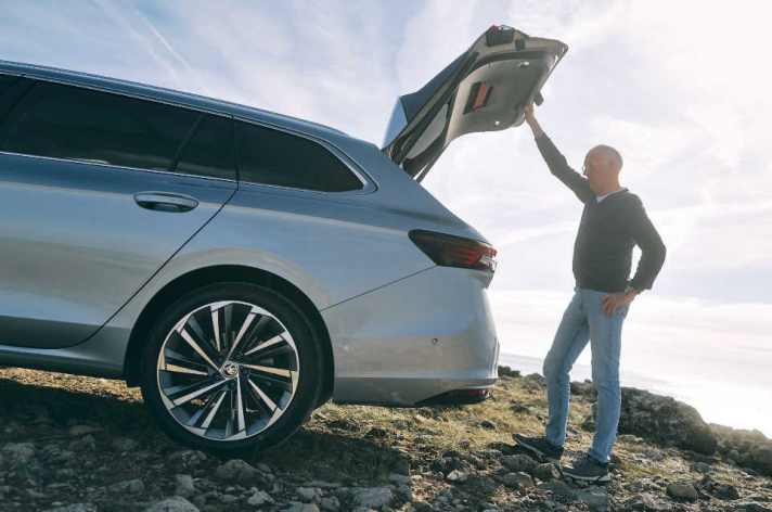 Entspannter Blick beim Beladen: 690 Liter Kofferraumvolumen und 1.920 Liter Volumen bei umgeklappten Sitzen sind Spitzenwerte im Kombi-Segment