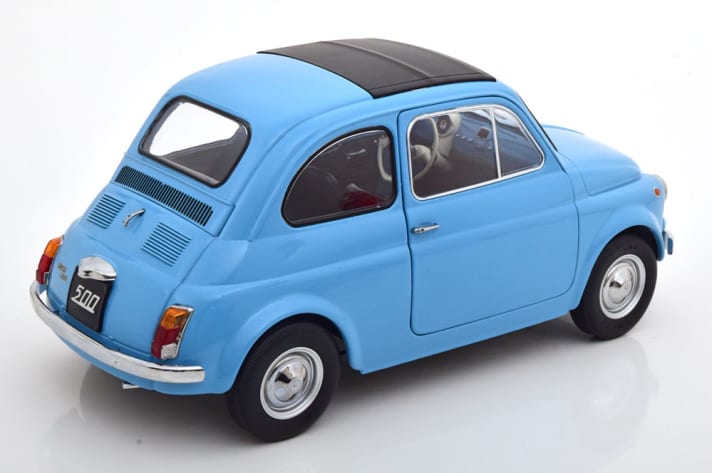 Die Heckansicht erlaubt tiefere Einbliche in das Fiat-Interieur mit dem zentralen Rundinstrument des 500ers und dem weißen, spindeldürren Zweispeichenlenkrad des 1:12ers ]Foto: Werk