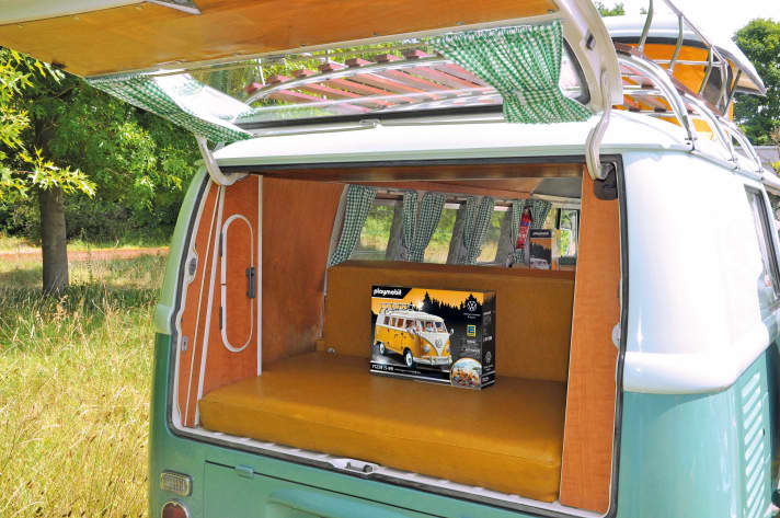 Der Bulli, den beide Firmen verlosen, ist ein Campingbus des VW T1 von 1967, also aus einem der letzten Baujahre dieses begehrten Klassikers, der als Weltenbummler Geschichte geschrieben hat ]