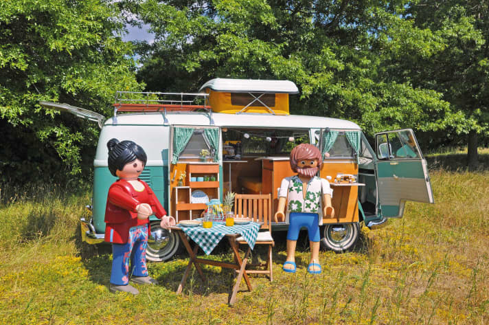 Die Figuren sind auf diesem Foto im Maßstab 1:1 und der Bulli ist es auch. Ihn gibt es bei einer gemeinsamen Aktion von Playmobil und Edeka zu gewinnen. Der Campingbus stammt aus dem Baujahr 1967. ]