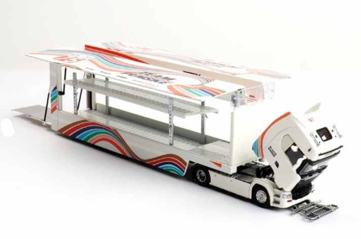 Hier ist der fein gemachte Die-Cast-Renntransporter in 1:64 von Keng-Fai in der Dekoration von Penske Racing zu sehen, in aufgeklapptem Zustand ] Foto: Keng-Fai