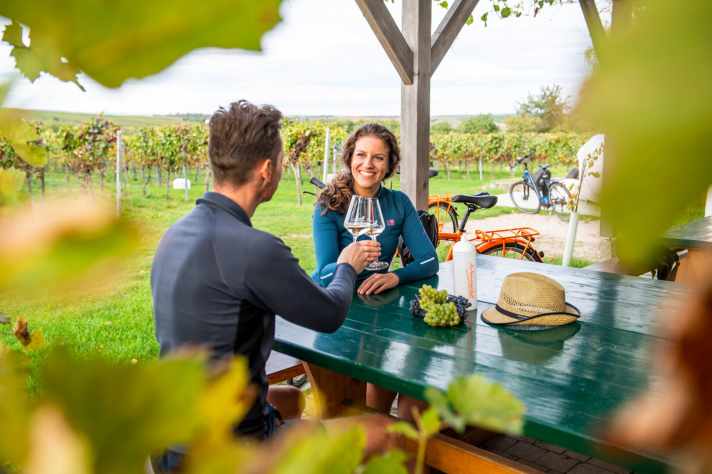 Auf einer Radtour im Weinviertel darf eine Einkehr in einem traditionellen Buschenschank nicht fehlen.