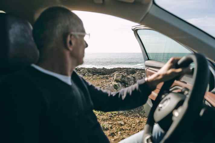 Straße und Meer im Blick: Autor Wolfgang Schäffer beim Fahrtest im portugiesischen Cascais nahe Lissabon