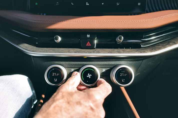 Schön anzufassen: Der Kombi des tschechischen Herstellers wartet mit einer besonders guten Verarbeitung auf, Smart Dials (rechts) kombinieren digitale und haptische Bedienung