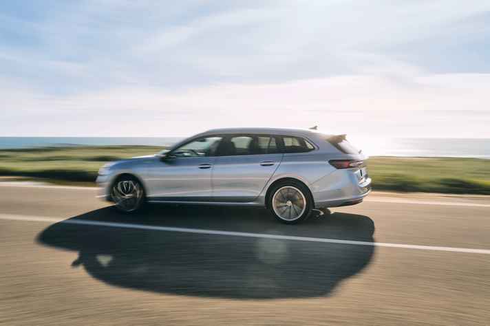 Mehr und weniger: Die vierte Generation des Superb hat um 40 mm auf jetzt 4.902 mm Länge zugelegt. In der Breite misst er 1.849 mm, ist nun 15 mm schmaler