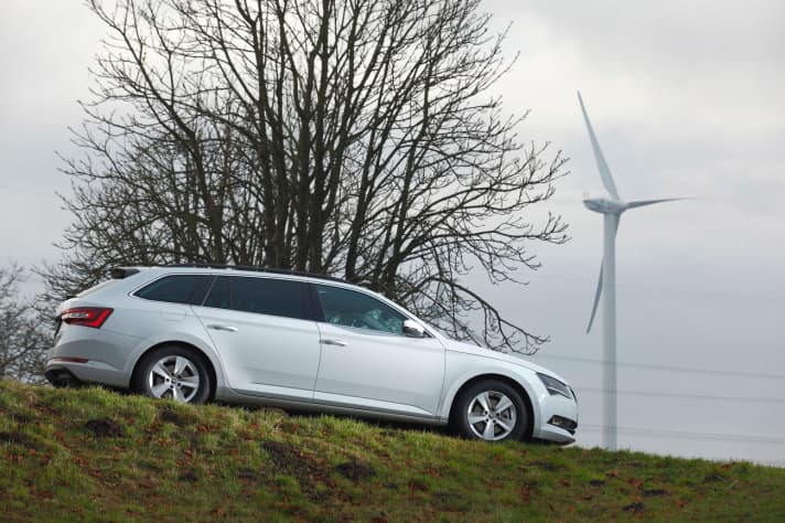   Die Fahrwerkstieferlegung um 15 Millimeter schmälert den
 	Komfort kaum, unterstützt dafür das Sparen