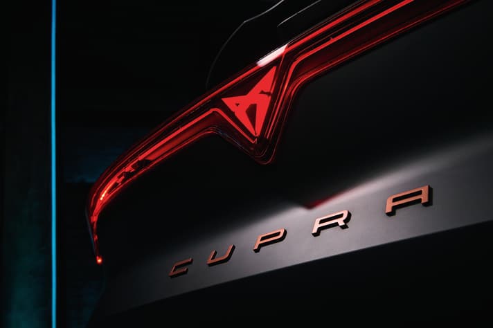 Auffällig: In die durchgehende schmale Lichtleiste am Heck ist das ebenfalls beleuchtete Logo eingebettet