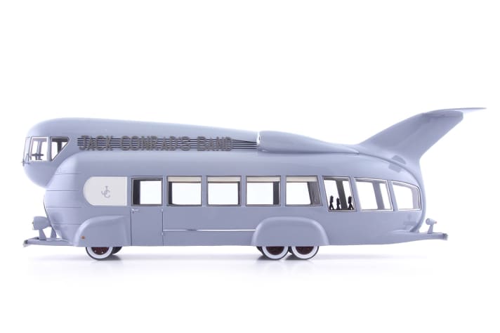 In der Seitenansicht ist das Krähennest für den Fahrer in der Fahrzeugfront zu erkennen. Der luxuriös eingerichtete Bus war im Fahrgastbereich üppig verglast, was ideal für die Studiotouren war. ]